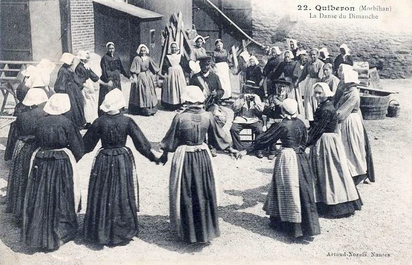 Danse du dimanche sur le port de Quiberon au début du siècle dernier, ronde en costume