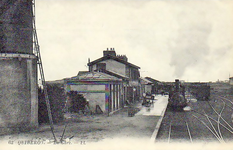 La gare de Quiberon vers 1900, voyageurs et diligences devant le bâtiment