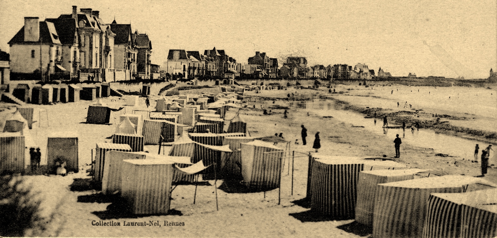 La Grande Plage de Quiberon vers 1920, tentes rayées et promeneurs face à la baie
