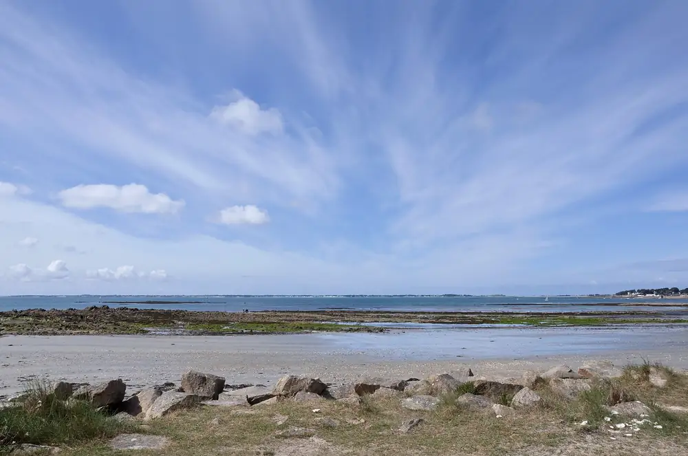 La baie de Quiberon à marée basse, sable et algues