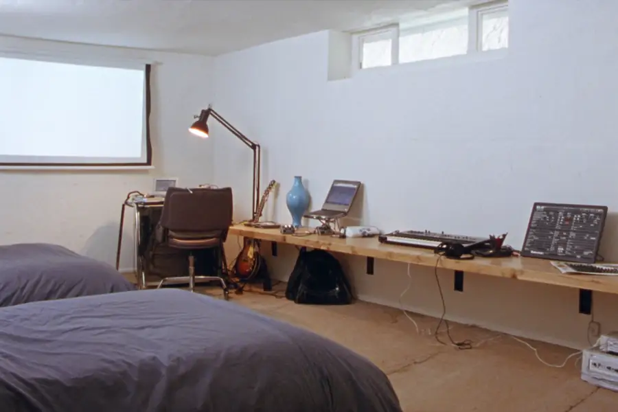 Le sous-sol en studio, synthétiseur et écran de projection